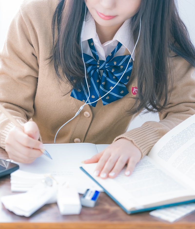机に向かう生徒