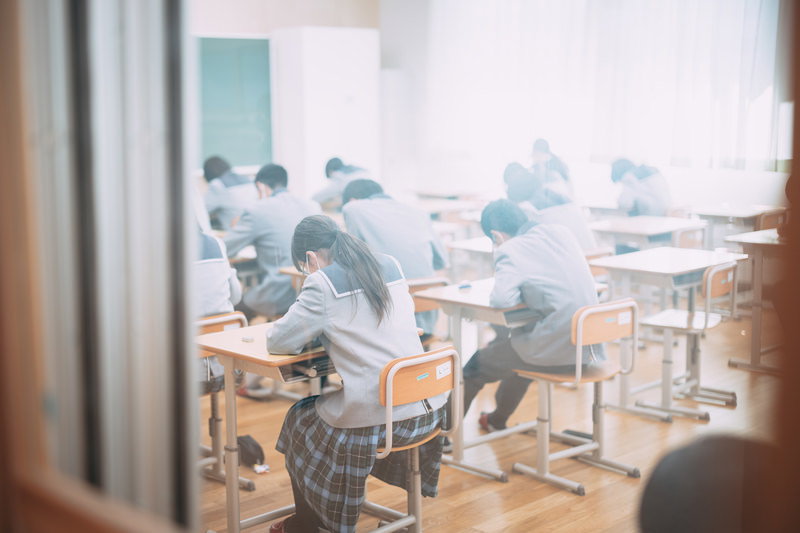 授業に集中する生徒たち