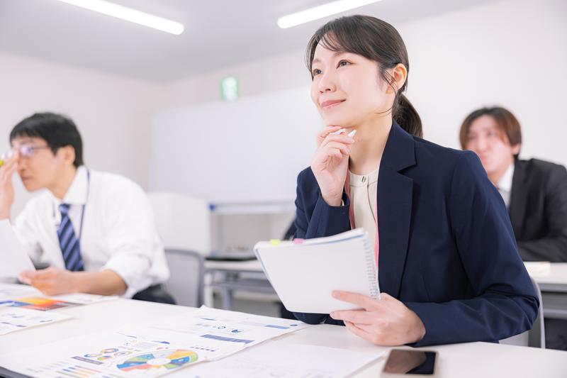 比較資料を確認するセミナー参加者